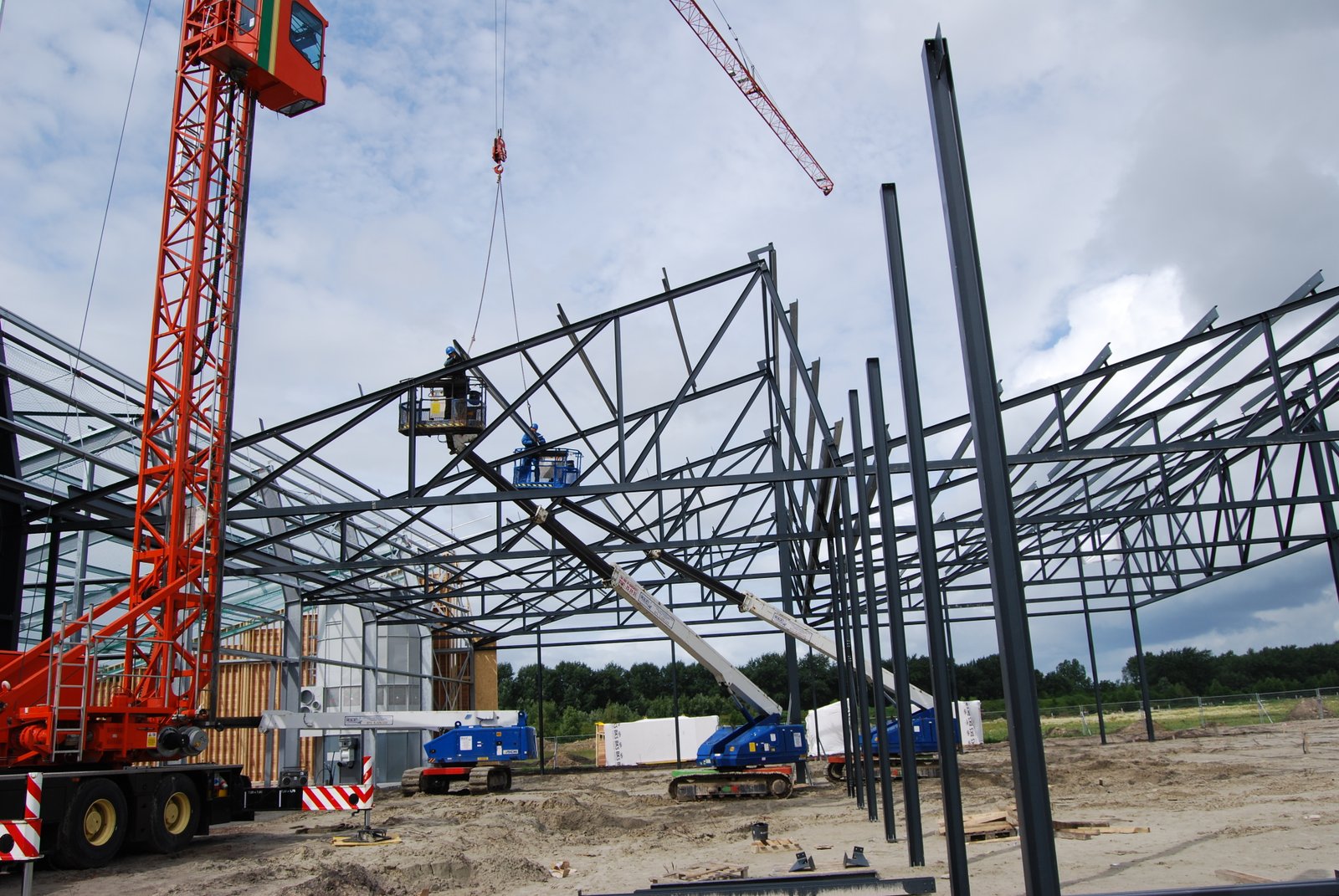 Albert de Vries aan het werk in het kantoor te Drachten