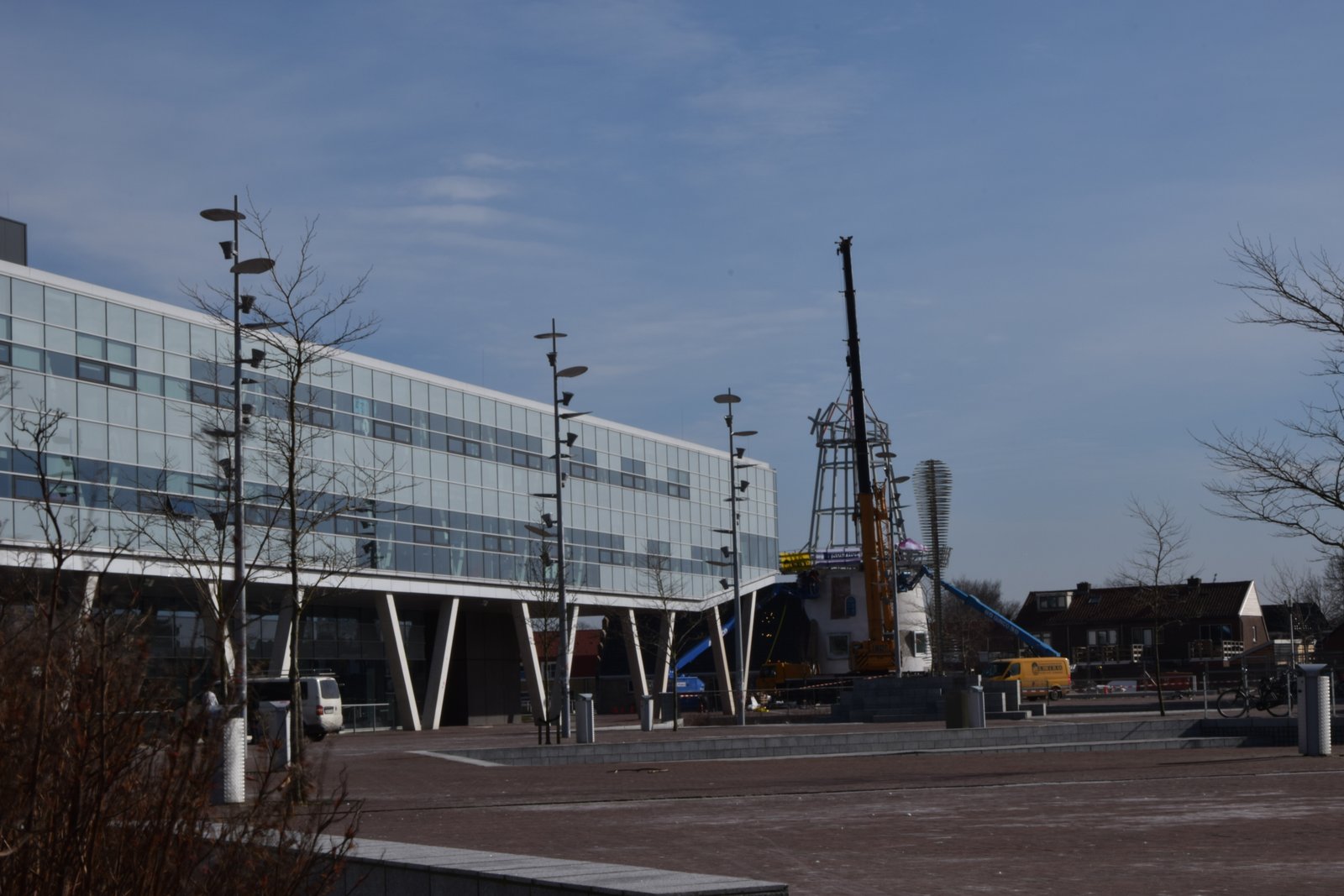 Werkplek met 3D-model van een staalconstructie op het scherm